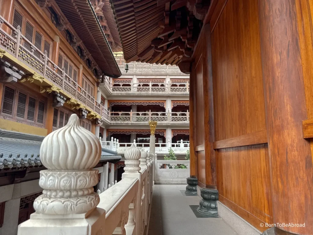 Intérieur du temple de Jing'An, un incontournable à visiter lors d'un séjour de 3 jours à Shanghai