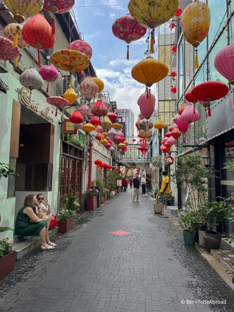 Rue piétonne avec des lanternes accrochées, typiques du quartier de Tanzifiang à Shanghai