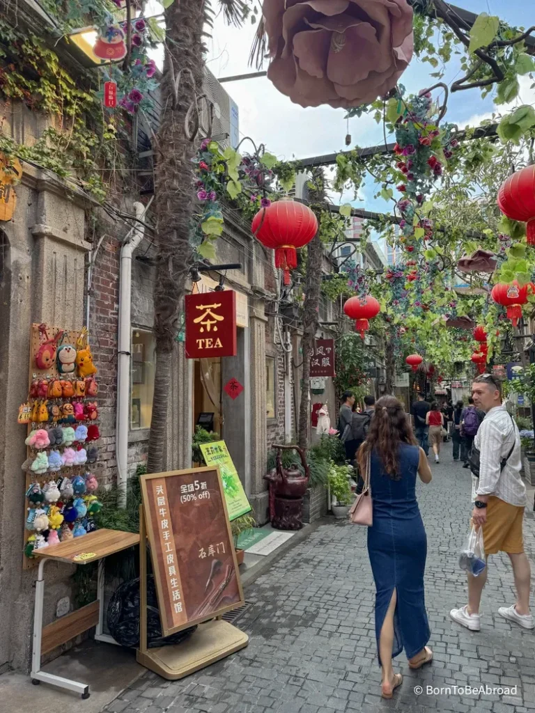 Rue piétonne avec des lanternes accrochées, typiques du quartier de Tanzifiang à Shanghai