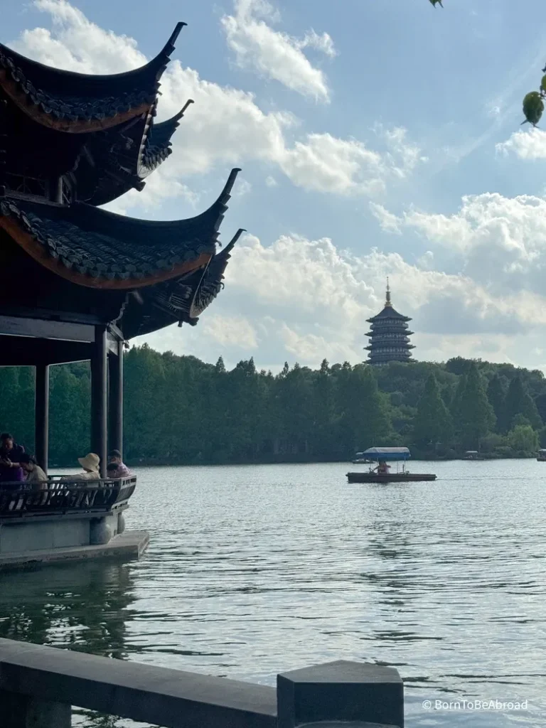 Vue sur la pagode des Six Harmonies depuis le Lac de l'Ouest, un incontournable à visiter à Hangzhou