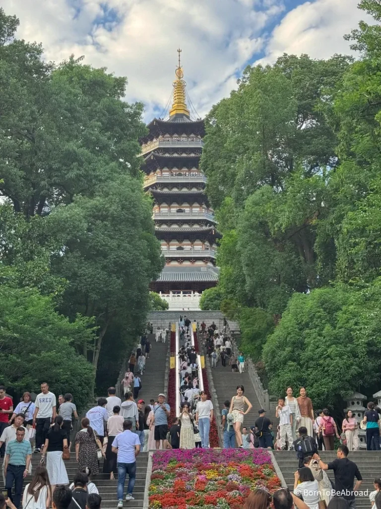 La pagode de Leifang avec son escalier pour y accéder, un incontournable à visiter à Hangzhou
