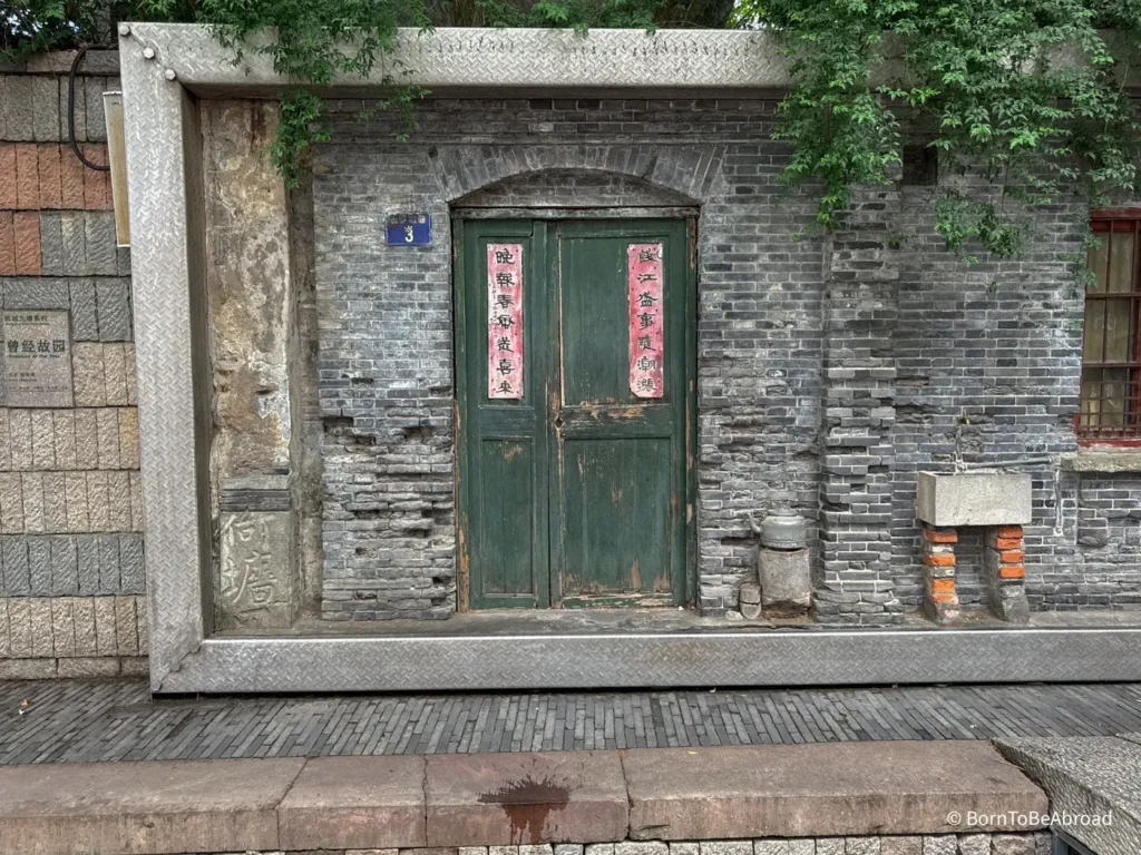 Une porte verte ancienne encastrée dans un mur de Hangzhou