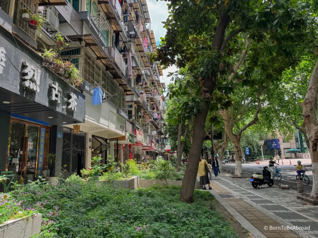 Du linge pendant aux fenêtres dans les rues de Hangzhou