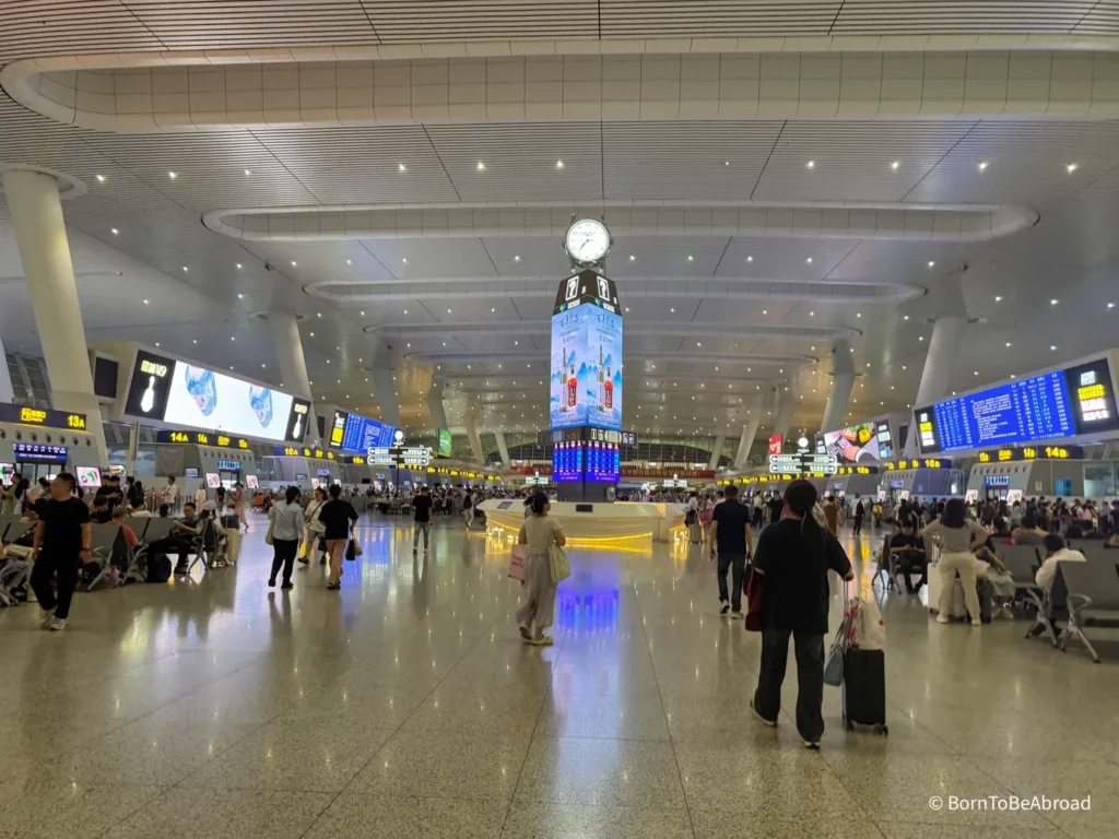 Intérieur de la gare de Hongqiao à Shanghai en Chine