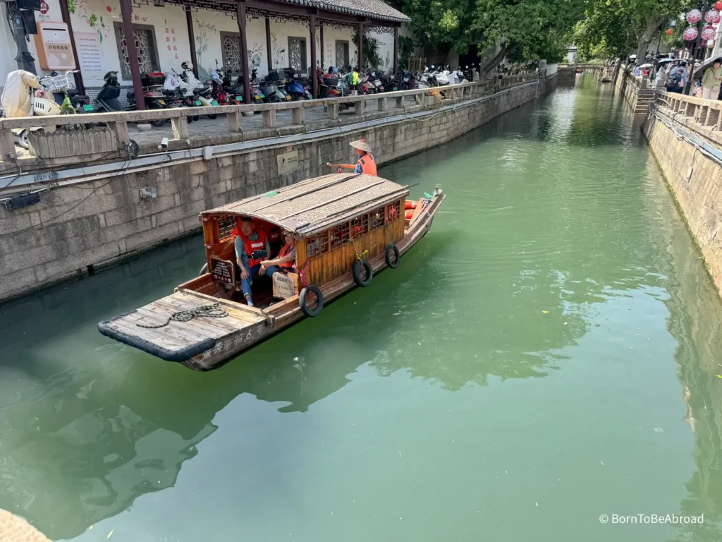 Bateau naviguant sur le canal de Suzhou, typique des choses à faire