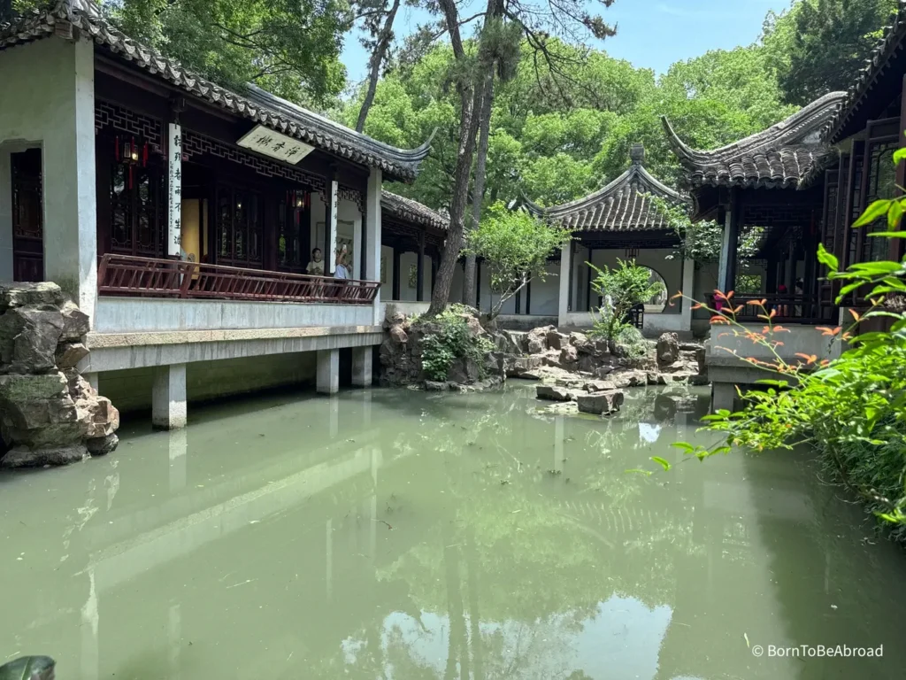 Bâtiment à l'architecture typiquement chinoise au bord du canal, un incontournable à faire lors d'une visite à Suzhou