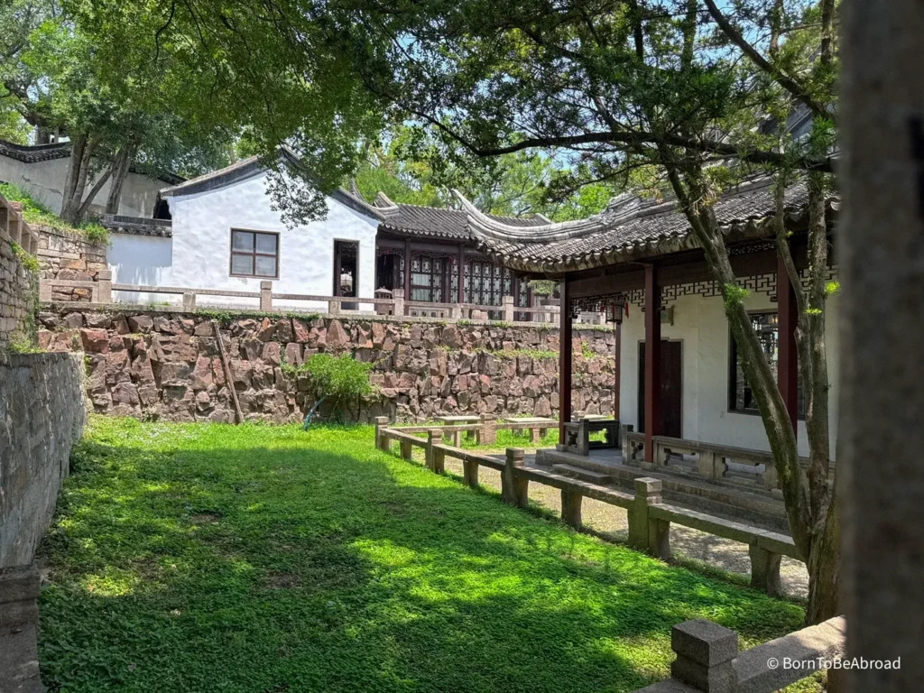 Bâtiment à l'architecture typiquement chinoise de la Colline du Tigre, un incontournable à faire lors d'une visite à Suzhou