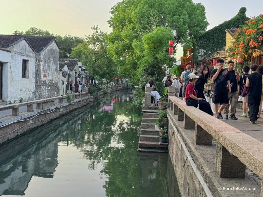 Rue Pingjiang Suzhou, rue piétonne longeant le canal en fin de journée