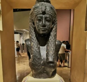 Statue égyptienne exposée au Royal Ontario Museum