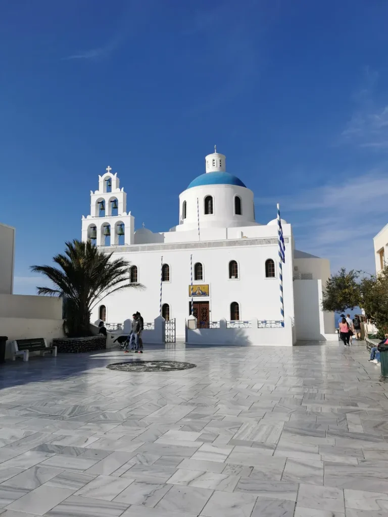 Eglise aux murs blancs et au dôme bleu