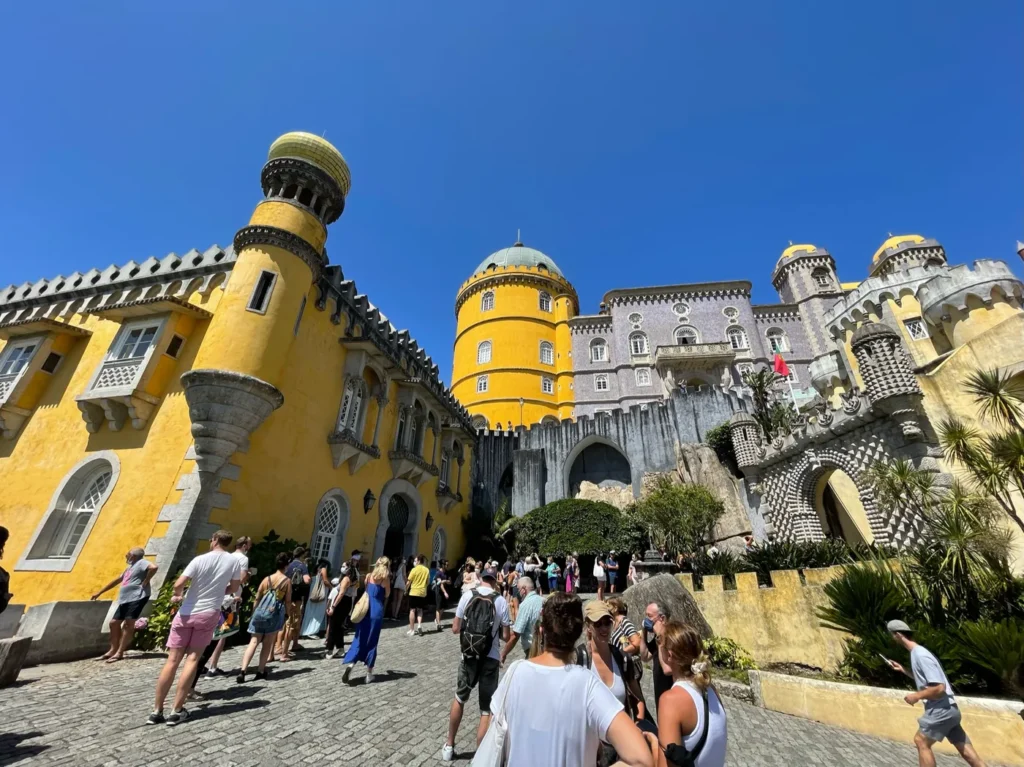 Le palais de Pena avec sa foule de monde