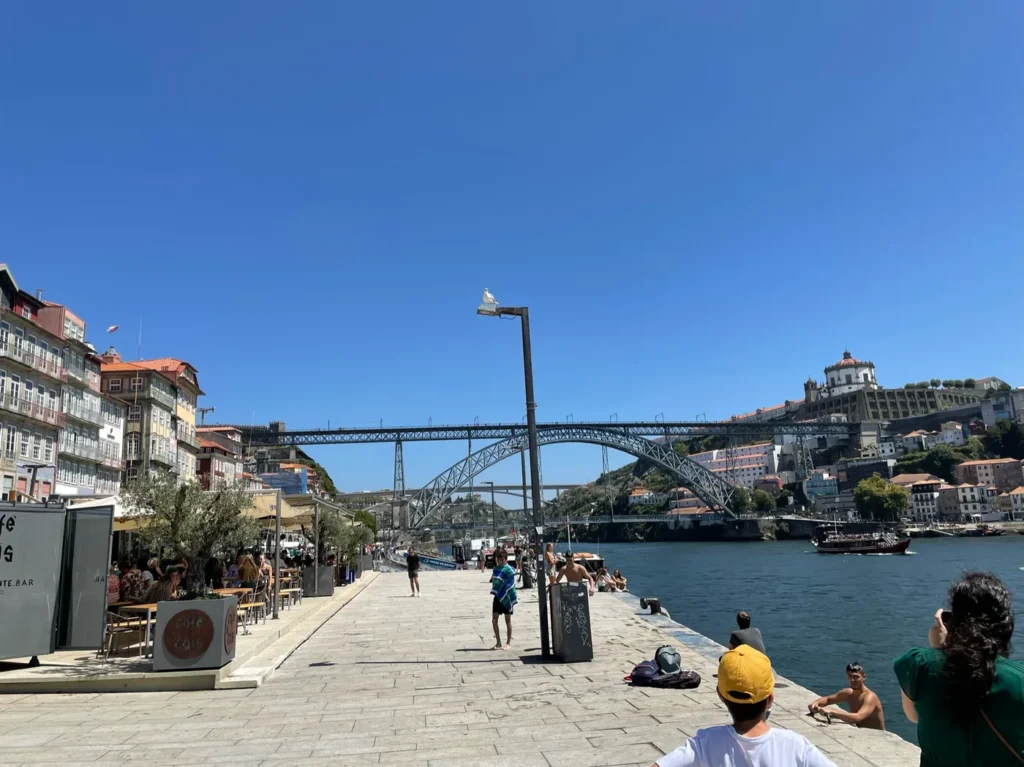 Quai au bord du Tage avec le pont Louis 1er en arrière plan