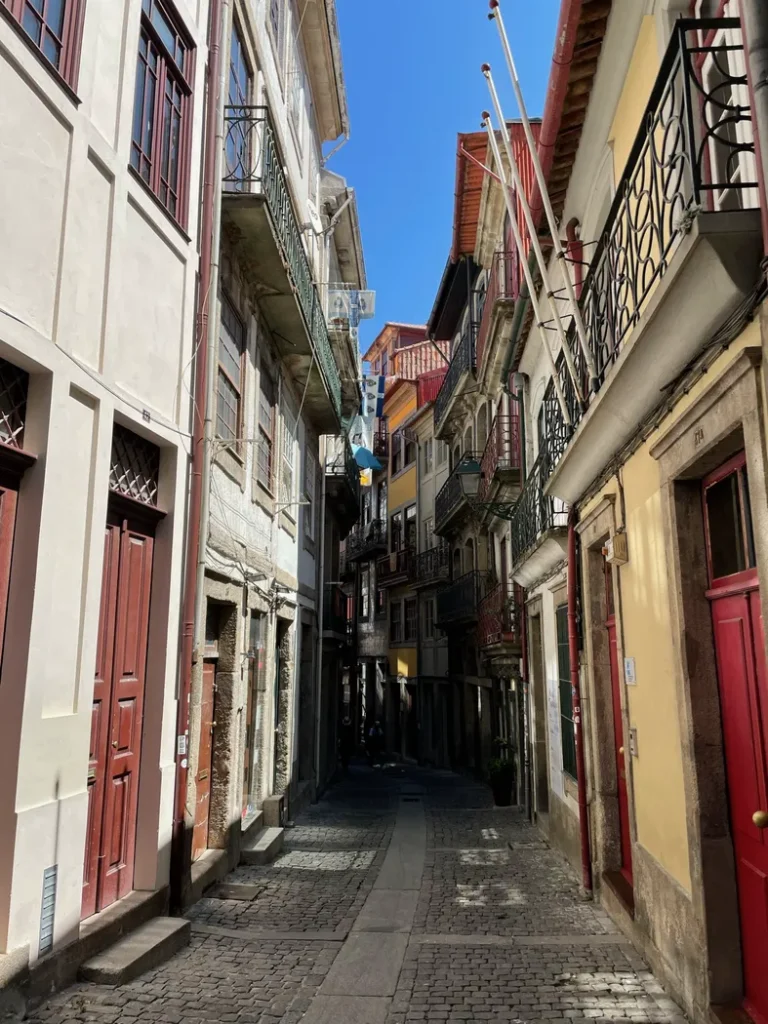 Ruelle pavée du quartier Ribeira de Porto