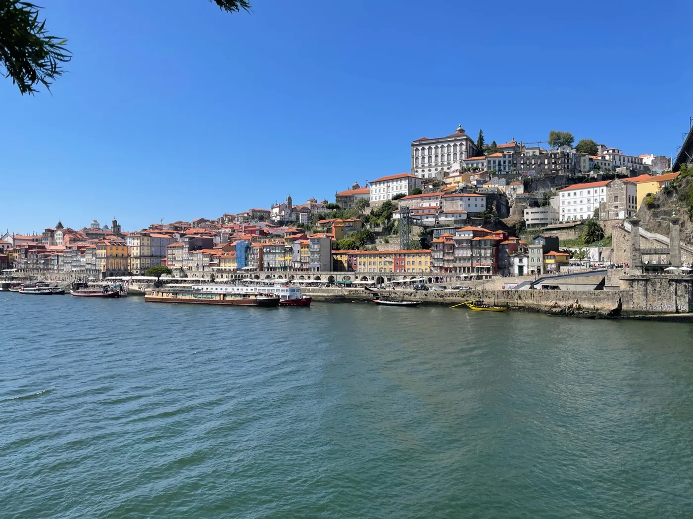 Vue de Porto avec le Douro en premier plan