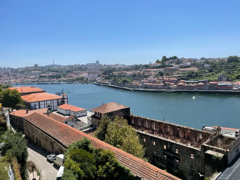 Vue sur le Douro et les toits oranges de Porto