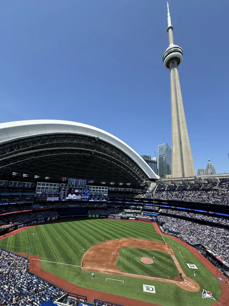 Vue sur la CN Tower depuis le Rogers Centre de Toronto