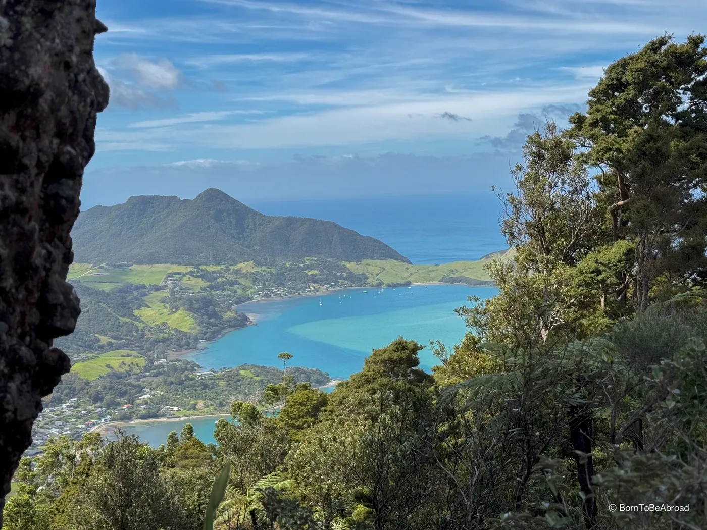 Vue en hauteur sur une baie d'eau turquoise