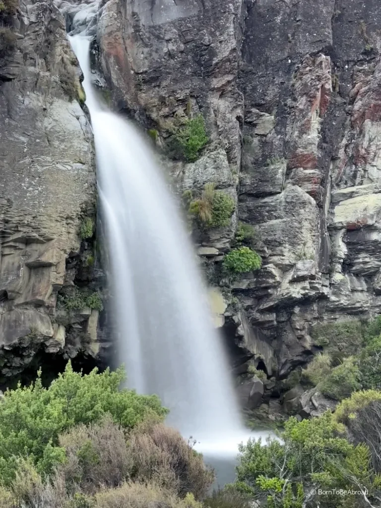 Vue de côté sur Taranaki Falls