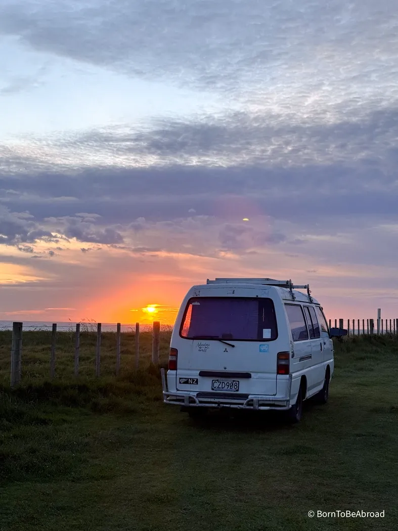 Mon van face au coucher du soleil acheté durant mon PVT en Nouvelle-Zélande